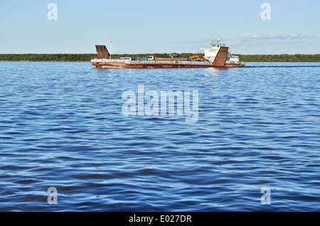 Ferry sur la grande rivière. Les rivières Yakut Lena et Aldan pas les ponts. Les gens attendent le ferry. Banque D'Images