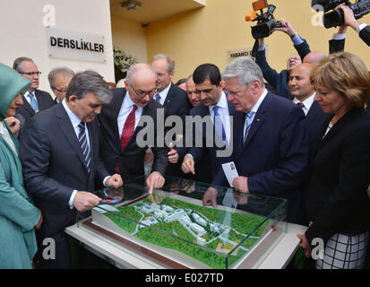 Istanbul, Turquie. Apr 29, 2014. Le Président turc Abdullah Gül (2L) et le Président allemand Joachim Gauck (2e R) regarder le modèle de l'université d'Istanbul, Turquie, le 29 avril 2014. La cérémonie d'ouverture de l'université germano-turque a eu lieu le mardi avec le Président turc Abdullah Gül et le Président allemand Joachim Gauck a assisté. L'université germano-turque à Istanbul est actuellement le projet le plus ambitieux de la coopération germano-turc dans l'éducation et de la science. Un total de 5 000 étudiants vont apprendre, faire de la recherche à six facultés. © Cihan/Xinhua/Alamy Live News Banque D'Images