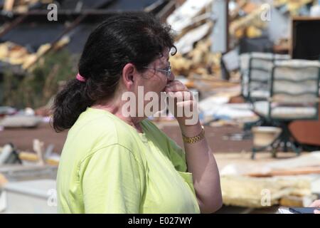 D'Athens, Alabama, USA. Apr 29, 2014. Une femme pleure au Billy Bob Trailer Park à Athènes en Alabama, États-Unis, le 29 avril 2014. Compétentes a déclaré lundi que 15 personnes ont été tuées dans une série de tornades qui a détruit en grande partie de l'Europe centrale et sud des États-Unis fin dimanche et lundi en début de mise à niveau, maisons, arbres et réduire tout downing sur leurs façons de gravats et de débris. Credit : Marcus DiPaola/Xinhua/Alamy Live News Banque D'Images