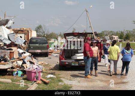 D'Athens, Alabama, USA. Apr 29, 2014. Enquête sur les dommages au Billy Bob Trailer Park à Athènes en Alabama, États-Unis, le 29 avril 2014. Compétentes a déclaré lundi que 15 personnes ont été tuées dans une série de tornades qui a détruit en grande partie de l'Europe centrale et sud des États-Unis fin dimanche et lundi en début de mise à niveau, maisons, arbres et réduire tout downing sur leurs façons de gravats et de débris. Credit : Marcus DiPaola/Xinhua/Alamy Live News Banque D'Images