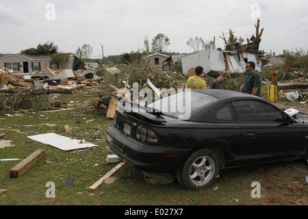 D'Athens, Alabama, USA. Apr 29, 2014. Enquête sur les dommages au Billy Bob Trailer Park à Athènes en Alabama, États-Unis, le 29 avril 2014. Compétentes a déclaré lundi que 15 personnes ont été tuées dans une série de tornades qui a détruit en grande partie de l'Europe centrale et sud des États-Unis fin dimanche et lundi en début de mise à niveau, maisons, arbres et réduire tout downing sur leurs façons de gravats et de débris. Credit : Marcus DiPaola/Xinhua/Alamy Live News Banque D'Images