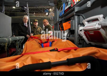Sarajevo, Bosnie-Herzégovine. Apr 29, 2014. Le ministre de la défense de Bosnie-Herzégovine Osmique Zekerijah (L) équipements de contrôles de base militaire à Rajlovac, près de Sarajevo, Bosnie-Herzégovine, le 29 avril 2014. Credit : Haris Memija/Xinhua/Alamy Live News Banque D'Images