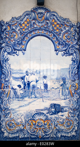 Carrelage bleu et blanc, représentant des scènes de la vie rurale, sur les parois du marché Santarem Banque D'Images