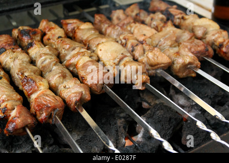 Cuisson de la viande d'agneau appétissante sur metal brochette, Close up Banque D'Images