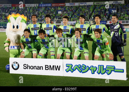 Shonan Hiratsuka Stade BMW, Kanagawa, Japon. Apr 29, 2014. Shonan Bellmare ligne Groupe de l'équipe en place, le 29 avril 2014 - Football : Football /2014 J.LEAGUE Division 2 match Shonan Bellmare entre Kyoto Sanga FC 3-0 au Stade BMW Shonan Hiratsuka, Kanagawa, Japon. © AFLO SPORT/Alamy Live News Banque D'Images