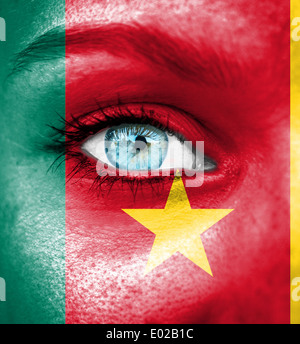 Visage peint avec un drapeau du Cameroun Banque D'Images