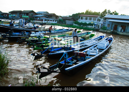 Bateaux à longue queue attendent des passagers à Nyaung Shwe town Banque D'Images