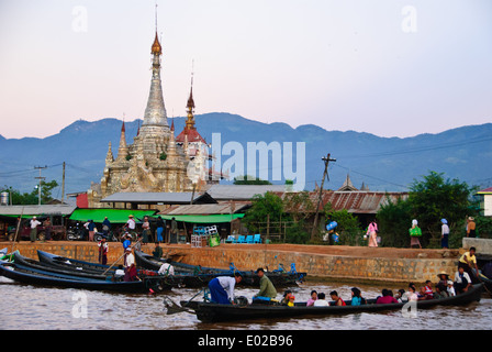 Un temple sur la rive du fleuve de la ville de Nyaung Shwe, au Lac Inle Banque D'Images