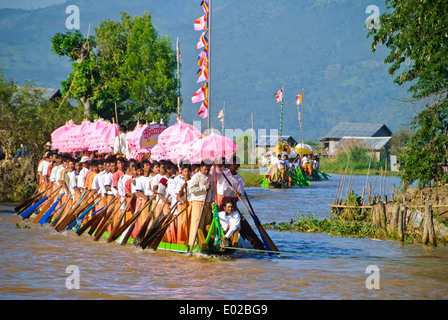 L'entrée en procession de l'eau village Nyaung Shwe, Festival du lac Inle Banque D'Images