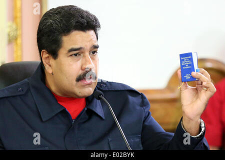 Caracas, Venezuela. Apr 29, 2014. Le Président du Venezuela, Nicolas Maduro prononce une allocution lors d'une conférence avec les membres de la classe ouvrière dans le palais de Miraflores à Caracas, Venezuela, le 29 avril 2014. Au cours de la conférence, il a traité de sujets tels que "la production, le développement et la construction d'un nouveau modèle socio-économique", selon la presse locale. © Alexander Gomez/AVN/Xinhua/Alamy Live News Banque D'Images