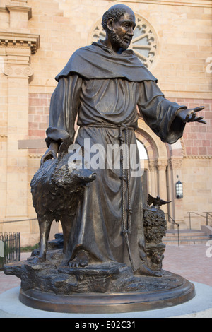 Statue en bronze de Saint François avec un loup en face de la Basilique Cathédrale de Saint François d'assise Banque D'Images