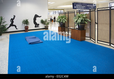 Studio de yoga à Dallas - terminal de l'aéroport de fort Worth, Texas, États-Unis Banque D'Images