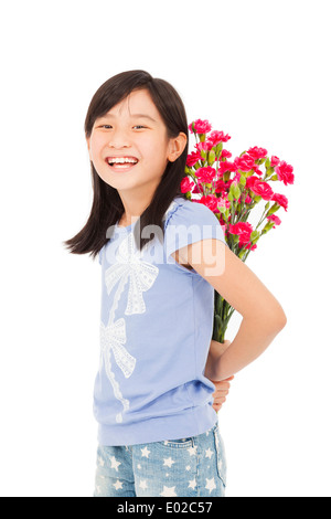 Smiling girl cache un bouquet d'œillets Banque D'Images