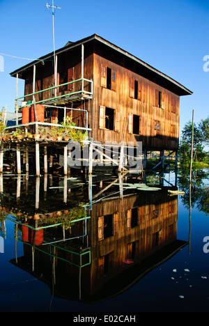 Une maison en bois construite sur pilotis sur le lac d'Inle. Banque D'Images