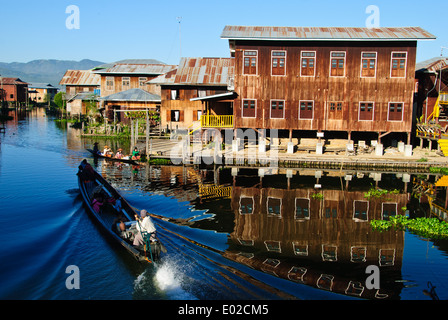 Un village flottant du lac Inle Banque D'Images