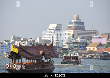 Thai bateaux de rivière sur la rivière Chao Phraya, Bangkok, Thaïlande. Banque D'Images