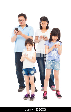 La famille asiatique et permanent à l'aide de smart phone together Banque D'Images