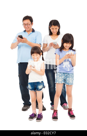 Famille heureuse et permanent à l'aide de smart phone together Banque D'Images