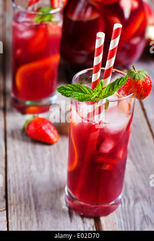 Sangria à la fraise, à la menthe et d'orange dans les verres et pichet. Focus sélectif. Banque D'Images