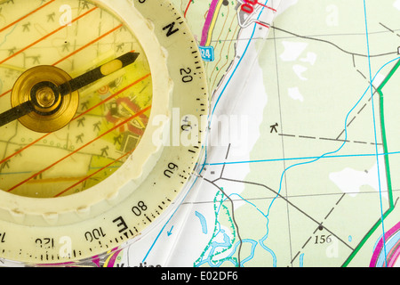 Ancienne boussole de poche touristique sur territoire carte détaillée Banque D'Images