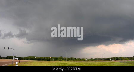 Canton, Mississippi, USA. Apr 29, 2014. USA-un mur de nuages d'orage violent est vu dans la région de Canton Mississippi mardi 29 avril, 2014. Pas de tornades ont été rapportées comme déclenchement de violentes tempêtes se poursuivra jusqu'à mercredi avec le nombre de morts à 35 pour les trois derniers jours.Photo par Gene Blevins/LA DailyNews/ZumaPress : Gène de crédit/ZUMAPRESS.com/Alamy Blevins Live News Banque D'Images