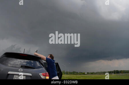 Canton, Mississippi, USA. Apr 29, 2014. USA-Storm Chaser photographe Brad Mack obtient ses caméras GoPro prêt comme un violent orage est vu dans la région de Canton Mississippi mardi 29 avril, 2014. Pas de tornades ont été rapportées comme déclenchement de violentes tempêtes se poursuivra jusqu'à mercredi avec le nombre de morts à 35 pour les trois derniers jours.Photo par Gene Blevins/LA DailyNews/ZumaPress : Gène de crédit/ZUMAPRESS.com/Alamy Blevins Live News Banque D'Images