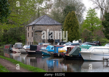 Le Monmouthshire et Brecon Canal au quai Govilon, Monmouthshire, Wales, UK Banque D'Images