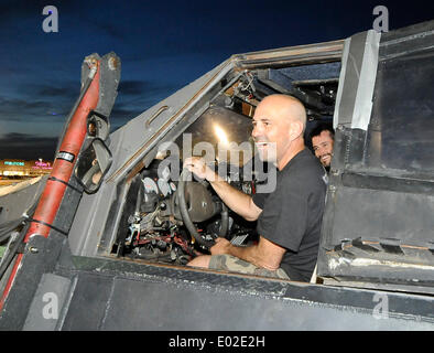 El Reno OK, USA. Apr 25, 2014. USA.Burbank Sean Casey - résident de film IMAX/Storm Chaser avec VTI-2( tornado intercepter véhicule) comme il s'apprête à lancer sur un autre film IMAX de tornade avec la National Geographic dans Norman Oklahoma Vendredi 25 Avril, 2014. De graves orages et tornades sont à prévoir pour le week-end prochain, samedi, dimanche et lundi, qui pourrait être la plus importante éclosion de tornade de plusieurs jours aux États-Unis depuis 2011.Photo par Gene Blevins/LA DailyNews/ZumaPress Blevins/ZUMAPRESS.com/Alamy gène © Live News Banque D'Images