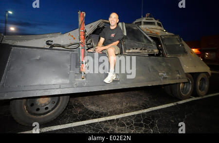 El Reno OK, USA. Apr 25, 2014. USA.Burbank Sean Casey - résident de film IMAX/Storm Chaser avec VTI-2( tornado intercepter véhicule) comme il s'apprête à lancer sur un autre film IMAX de tornade avec la National Geographic dans Norman Oklahoma Vendredi 25 Avril, 2014. De graves orages et tornades sont à prévoir pour le week-end prochain, samedi, dimanche et lundi, qui pourrait être la plus importante éclosion de tornade de plusieurs jours aux États-Unis depuis 2011.Photo par Gene Blevins/LA DailyNews/ZumaPress Blevins/ZUMAPRESS.com/Alamy gène © Live News Banque D'Images