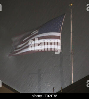 Le 27 avril 2014. Tuscaloosa Alabama. Le drapeau américain USA-vagues dans de fortes pluies à partir d'un plat( signature vortex tornadiques) tornado tempête à Tuscaloosa Alabama lundi soir 28 avril, 2014. Des dizaines de tornades ont éclaté à travers le sud infligeant des dommages de grande ampleur à travers l'Alabama et du Mississippi qui ont contribué à la mort de plus d'une douzaine de personnes. Des rapports préliminaires de la Météo nationale Le Centre de prévision des tempêtes d'indiquer 52 rapports de tornades depuis 7h00 HAC Lundi.Au moins sept personnes ont été tuées dans le Mississippi à partir de la vague de tornades que l'état des cicatrices.Photo par Gene ble Banque D'Images