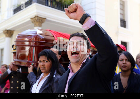 Caracas, Venezuela. Apr 29, 2014. Les gens portent le cercueil d'Eliecer Otaiza, conseiller de la municipalité de Libertador de Caracas et ancien directeur de la Police du renseignement à l'avant du Palais législatif fédéral, à Caracas, Venezuela, le 29 avril 2014. On s'attend à ce que le comité scientifique, les enquêtes criminelles et pénales claires Corps les faits de la mort de Otaiza, selon la presse locale. © Fausto Torrealba/AVN/Xinhua/Alamy Live News Banque D'Images