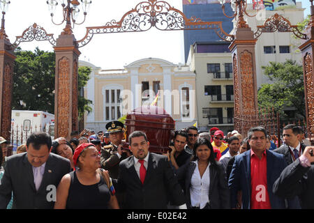 Caracas, Venezuela. Apr 29, 2014. Les gens portent le cercueil d'Eliecer Otaiza, conseiller de la municipalité de Libertador de Caracas et ancien directeur de la Police du renseignement à l'avant du Palais législatif fédéral, à Caracas, Venezuela, le 29 avril 2014. On s'attend à ce que le comité scientifique, les enquêtes criminelles et pénales claires Corps les faits de la mort de Otaiza, selon la presse locale. © Fausto Torrealba/AVN/Xinhua/Alamy Live News Banque D'Images