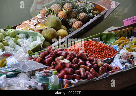 Sélection de fruits thaï sur un bateau à un marché flottant. Banque D'Images