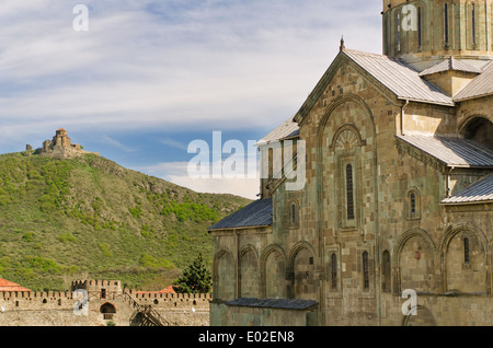 Les Églises orthodoxe de Géorgie : la cathédrale de Svetitskhoveli sur l'arrière-plan de la Sainte Croix (monastère djvari). La Géorgie-mtsketa Banque D'Images