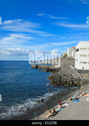 Funchal Madeira Portugal. Les touristes à prendre le soleil sur la promenade Banque D'Images