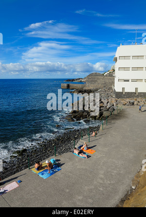 Funchal Madeira Portugal. Les touristes à prendre le soleil sur la promenade Banque D'Images