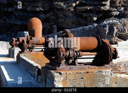 Portugal Madère treuils à vapeur rouillé situé à l'ancienne jetée Quai Wilson le charbon. Banque D'Images