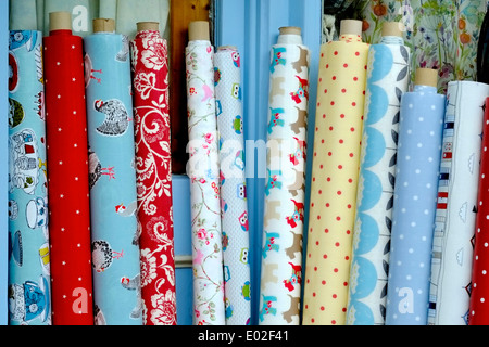 Rouleaux de tissu coloré à l'extérieur d'une boutique à Matlock Bath Angleterre Derbyshire UK Banque D'Images