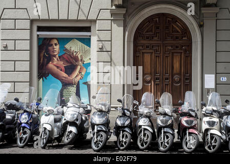 Les motos garées dans la Via del Corso, Florence, Toscane, Italie Banque D'Images