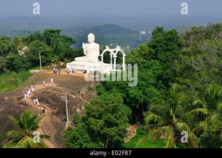 Statue de Bouddha dans la position du lotus dans le monastère bouddhiste de Mihintale, Anuradhapura, Sri Lanka, Banque D'Images