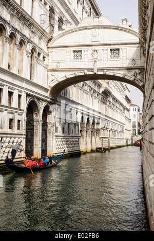 En gondole à le Pont des Soupirs (Ponte dei Sospiri), Venise, Italie. Banque D'Images