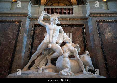 Sculpture en marbre, Thésée bat le Centaure, 1875 par Antonio Canova, grand escalier, le Kunsthistorisches Museum Banque D'Images