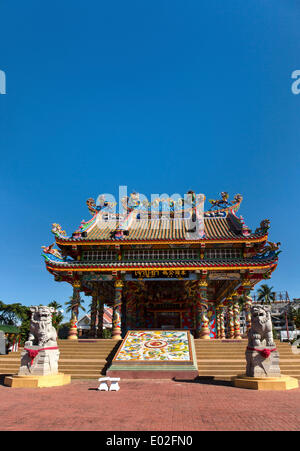 Sculptures de Lion à l'entrée du sanctuaire chinois Chao Pu-Ya, Thung Sri Muang Park, Udon Thani, Isan ou Isaan, Thaïlande Banque D'Images