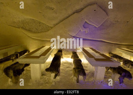 Tables et bancs de glace, Snowhotel, Sinettä, Laponie, Finlande Banque D'Images