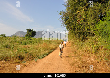 Les cyclistes à vélo sur une route de campagne dans les régions rurales de l'Australie. Banque D'Images