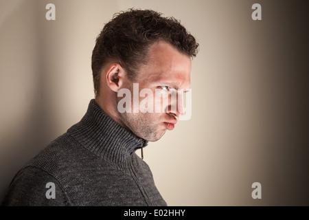 Angry Young Caucasian man portrait émotionnel Banque D'Images