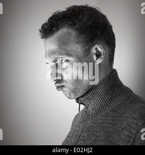 Angry Young Man émotionnel noir et blanc portrait Banque D'Images