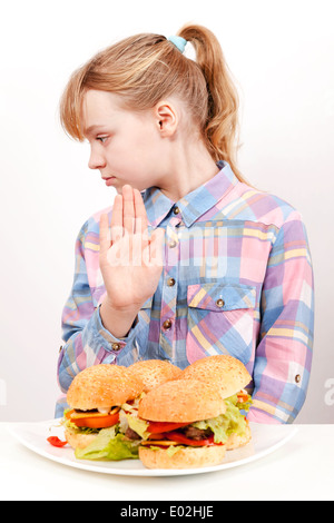 Petit blond Caucasian girl disant hamburgers : Non Banque D'Images