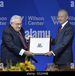 Washington, USA. Apr 29, 2014. L'ambassadeur chinois à l'United States Cui Tiankai (R) et l'ex-secrétaire d'État Henry Kissinger posent pour une photo lors d'une cérémonie de dévoilement du nouveau logo de l'Institut Kissinger sur la Chine et les Etats-Unis à Washington, DC, États-Unis, le 29 avril 2014. Credit : Bao Dandan/Xinhua/Alamy Live News Banque D'Images