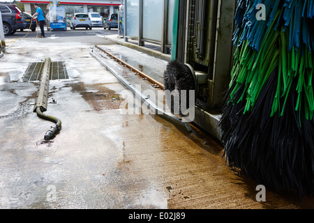 Brosse de roue sur station de remplissage essence automatique de lavage de voiture en Irlande du Nord Banque D'Images